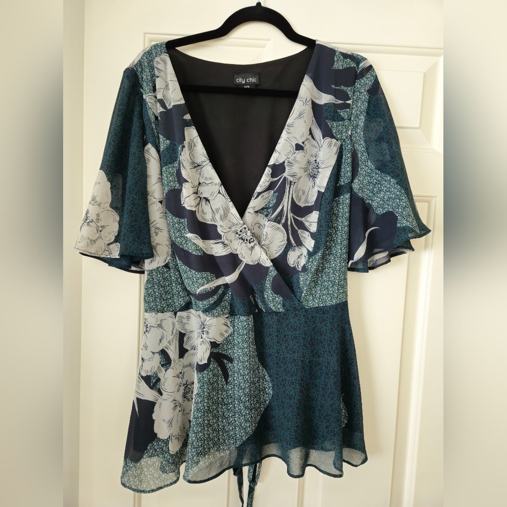 City Chic Navy and White Floral Top 18/M